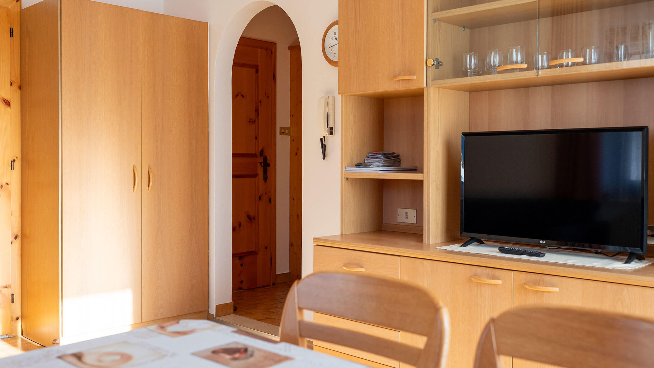 Fernseherwand mit Holzschrank daneben in der Ferienwohnung Edelweiss - Villa Taschler