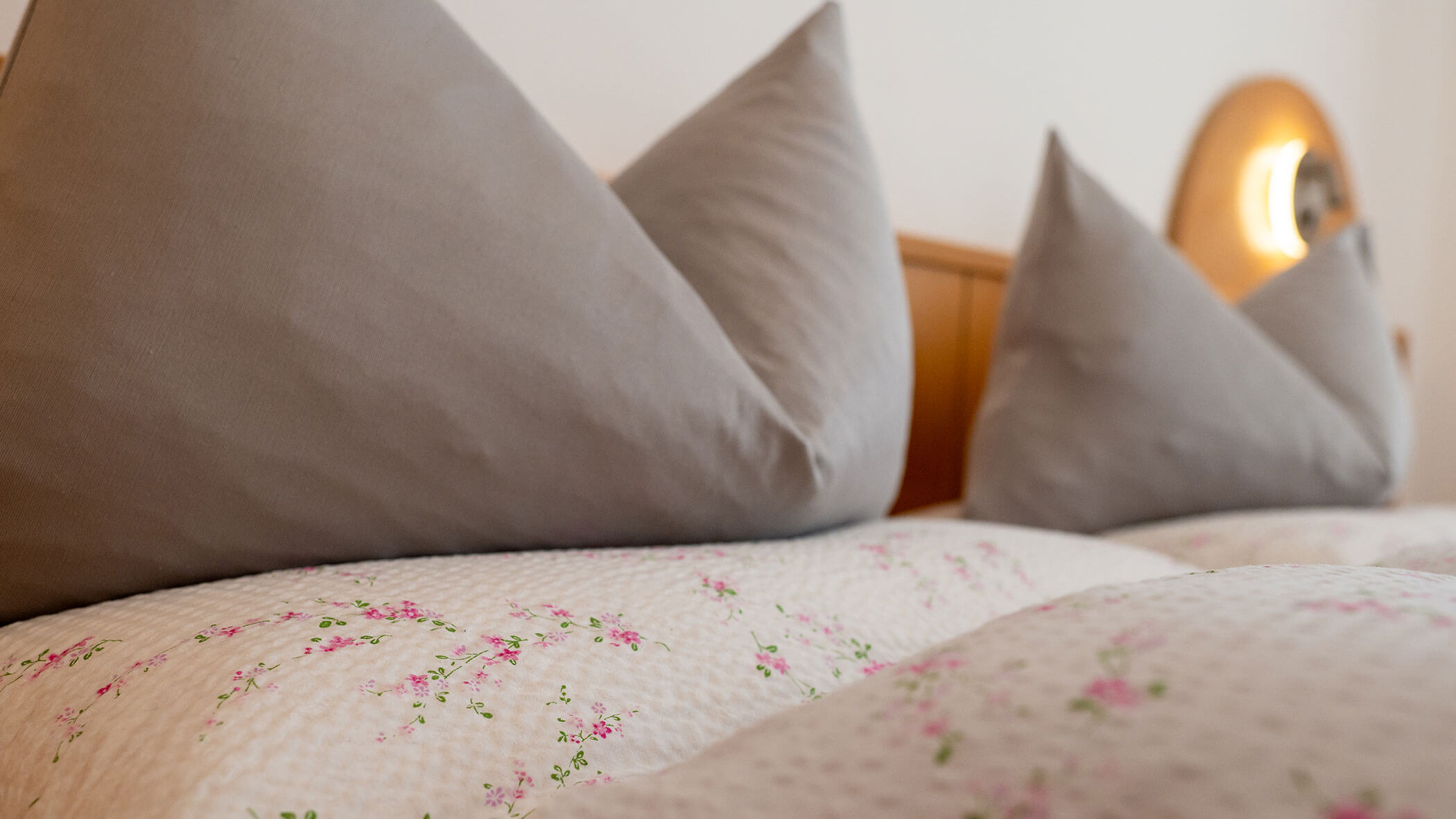 Nahaufnahme der Kissen auf dem Doppelbett in der Ferienwohnung Edelweiss - Villa Taschler